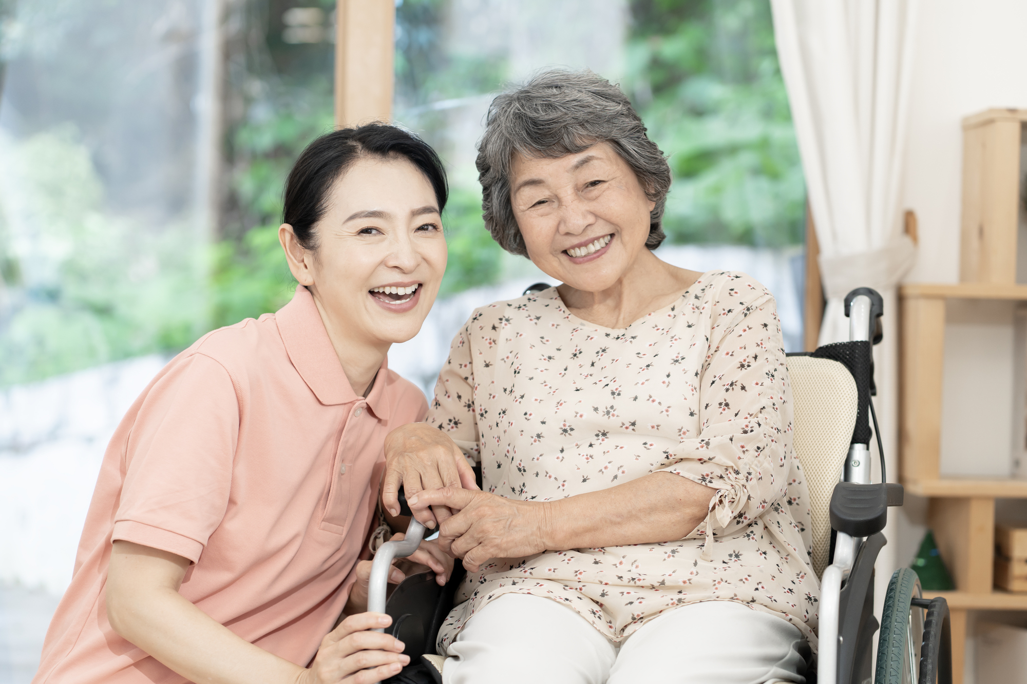 介護士と利用者の笑顔